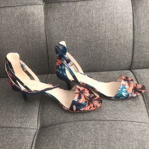 Nine West flower sandals women’s 9.5 US size